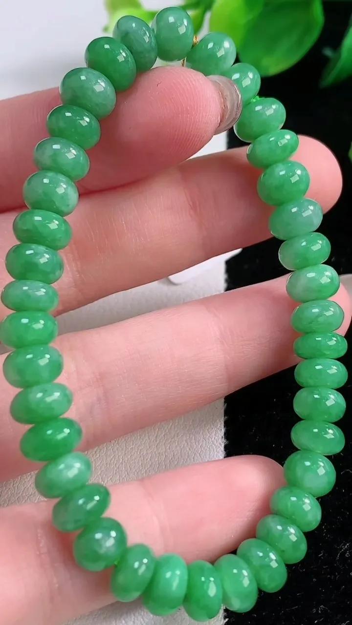 天然A货翡翠算盘珠手串，尺寸7-4.2-38颗，重量:18.19g12月2日
工厂直销收藏佳品,种好水足，色泽均匀，有种有色，上手高大气！