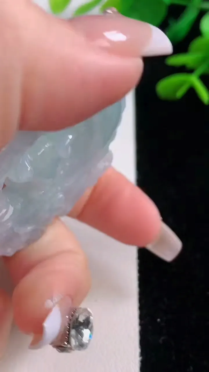 天然A货翡翠紫罗兰双龙戏珠 龙牌吊坠，尺寸49.5-50.8-11，重量:49.72g12月2日
工厂直销收藏佳品,种好水足，色泽均匀，有种有色，上手高大气！