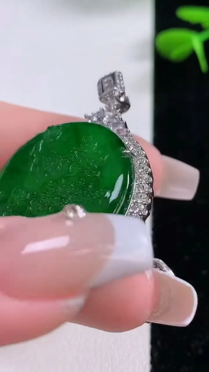 天然A货翡翠山水牌吊坠，尺40-30-7.3，裸石26重:9.92g
12月2日