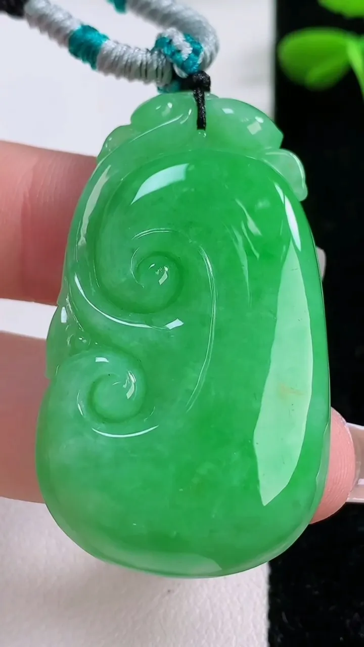 天然A货翡翠如意吊坠，尺寸45-27-7，重:17.90g
12月2日