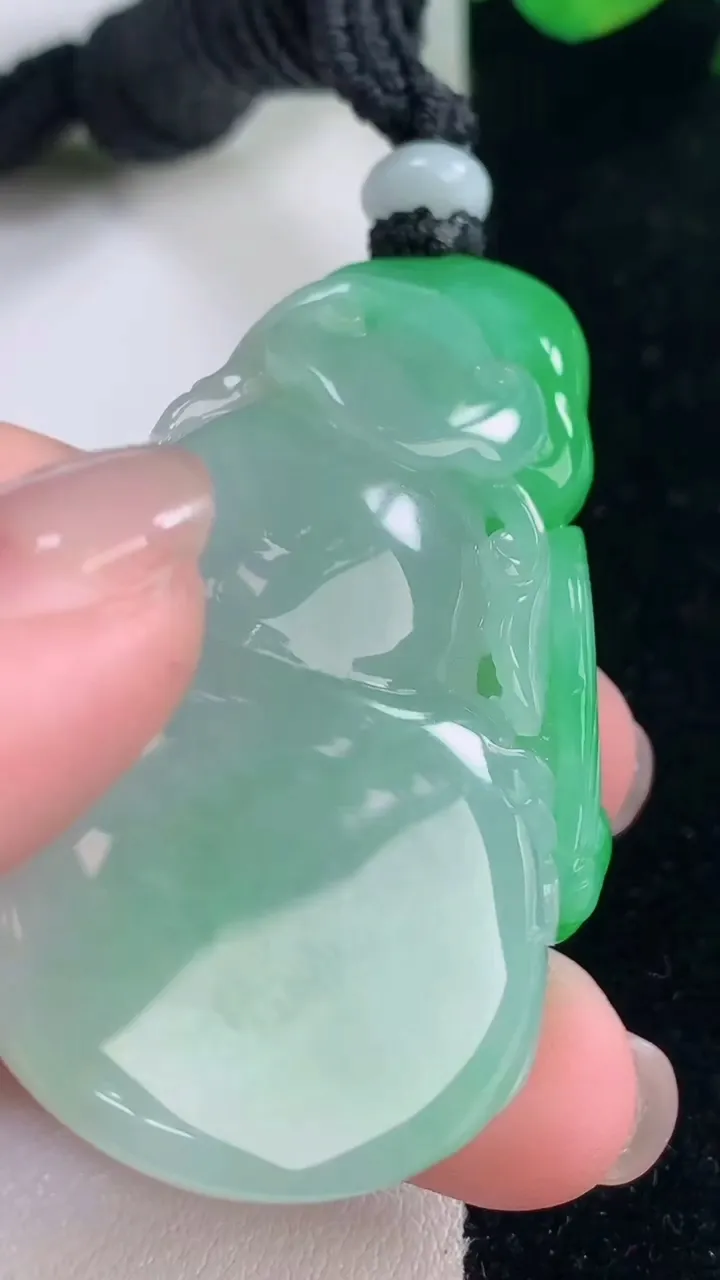 天然A货翡翠葫芦吊坠，尺寸54.8-32.3-11.7，重量:41.24g
12月2日