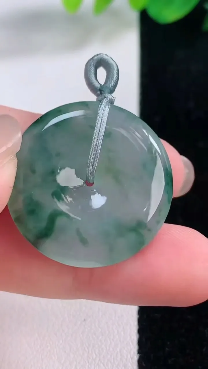 天然A货翡翠冰种飘花平安扣吊坠，尺寸27.8-5.3，重量:8.91g
12月2日