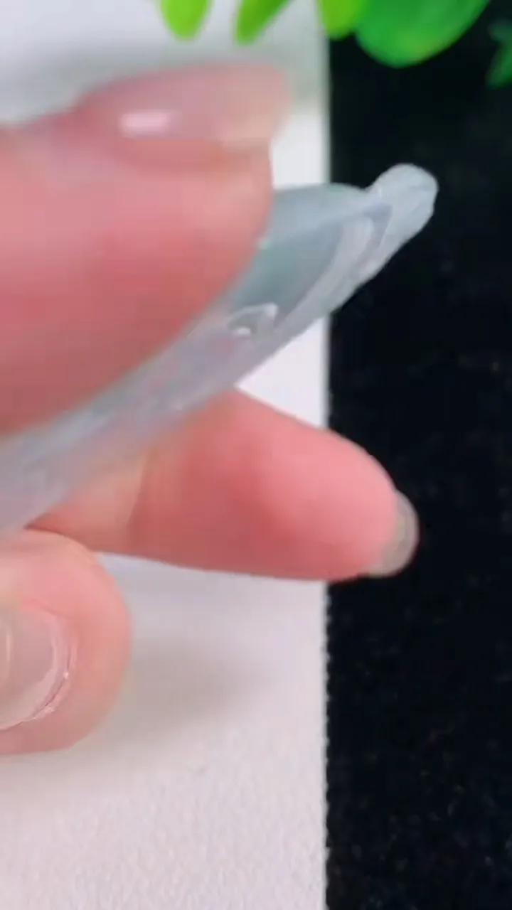 天然A货翡翠冰种飘花如意吊坠，尺寸56-39.6-5.3，重量:20.70g
12月2日