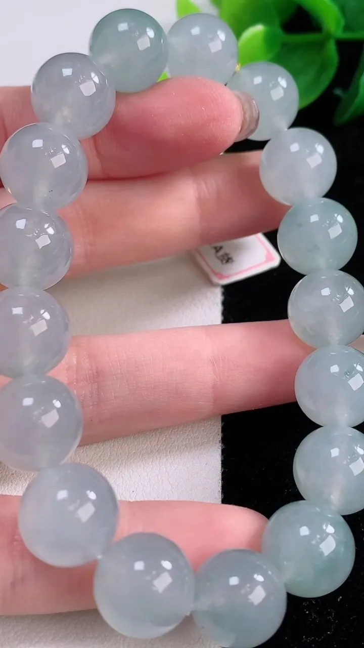天然A货翡翠种飘花圆珠手串，尺寸12.3-17颗，重量:56.42g12月2日
工厂直销收藏佳品,种好水足，色泽均匀，有种有色，上手高大气！