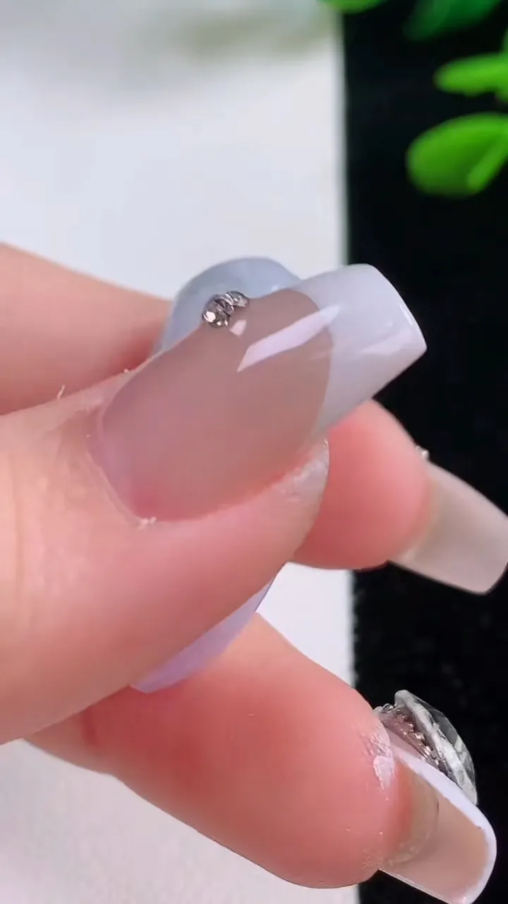 天然A货翡翠紫罗兰飘花寿桃吊坠，尺寸30-16.7-9，重量:8.94g
12月2日