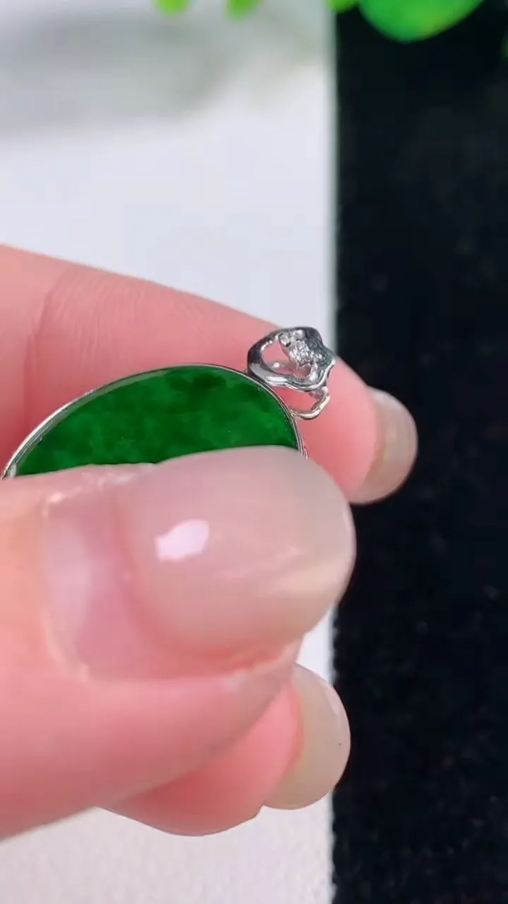 天然A货翡翠无事牌吊坠，尺寸19.5-3.7，重量:2.63g
12月2日