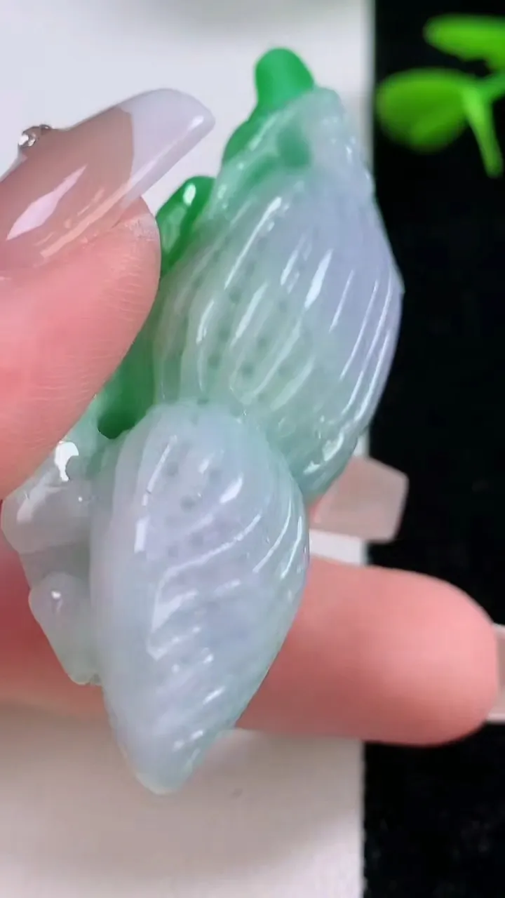 天然A货翡翠花生吊坠，尺寸58-18.6-7，重:35.58g
12月2日