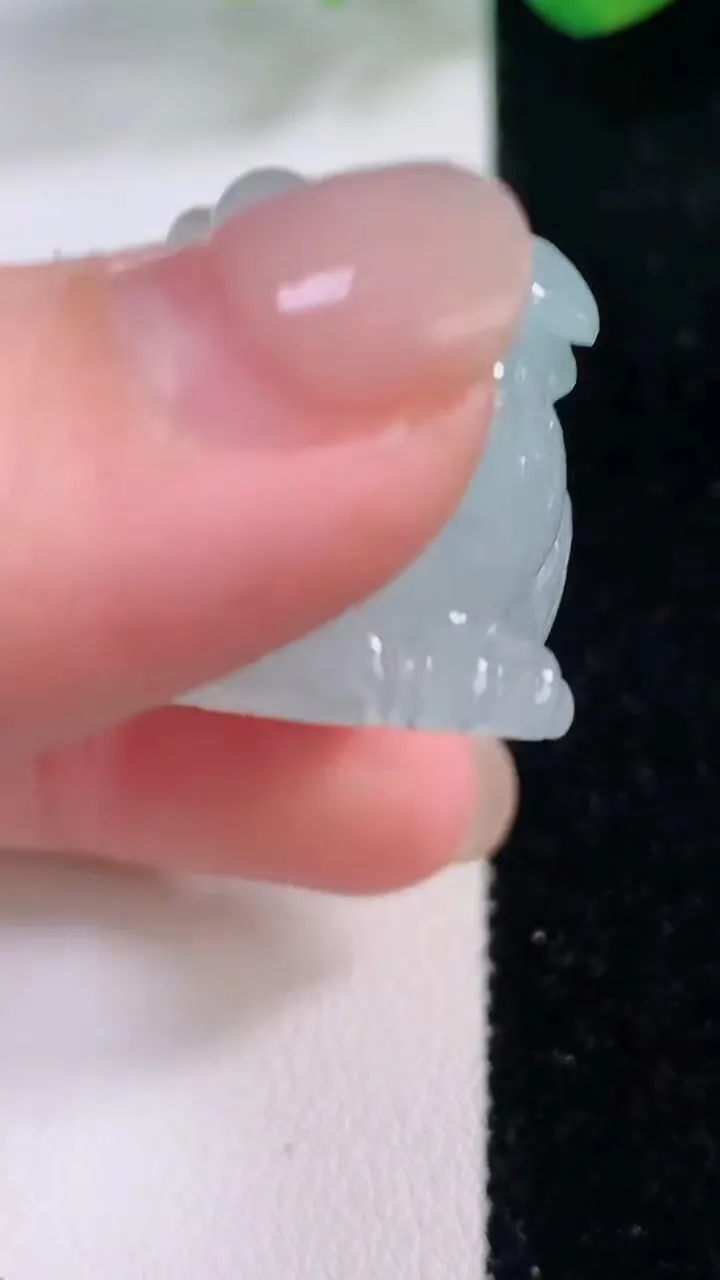 天然A货翡翠冰种飘花貔貅吊坠，尺寸37.4-20-21.2，重量:35.68g
12月2日