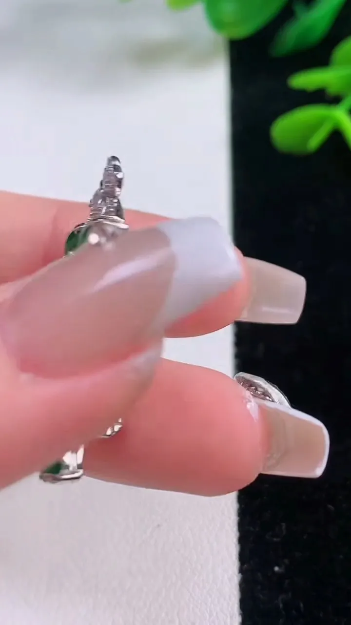 天然A货翡翠蛋面胸针，尺寸4，重量:5.06g
12月2日