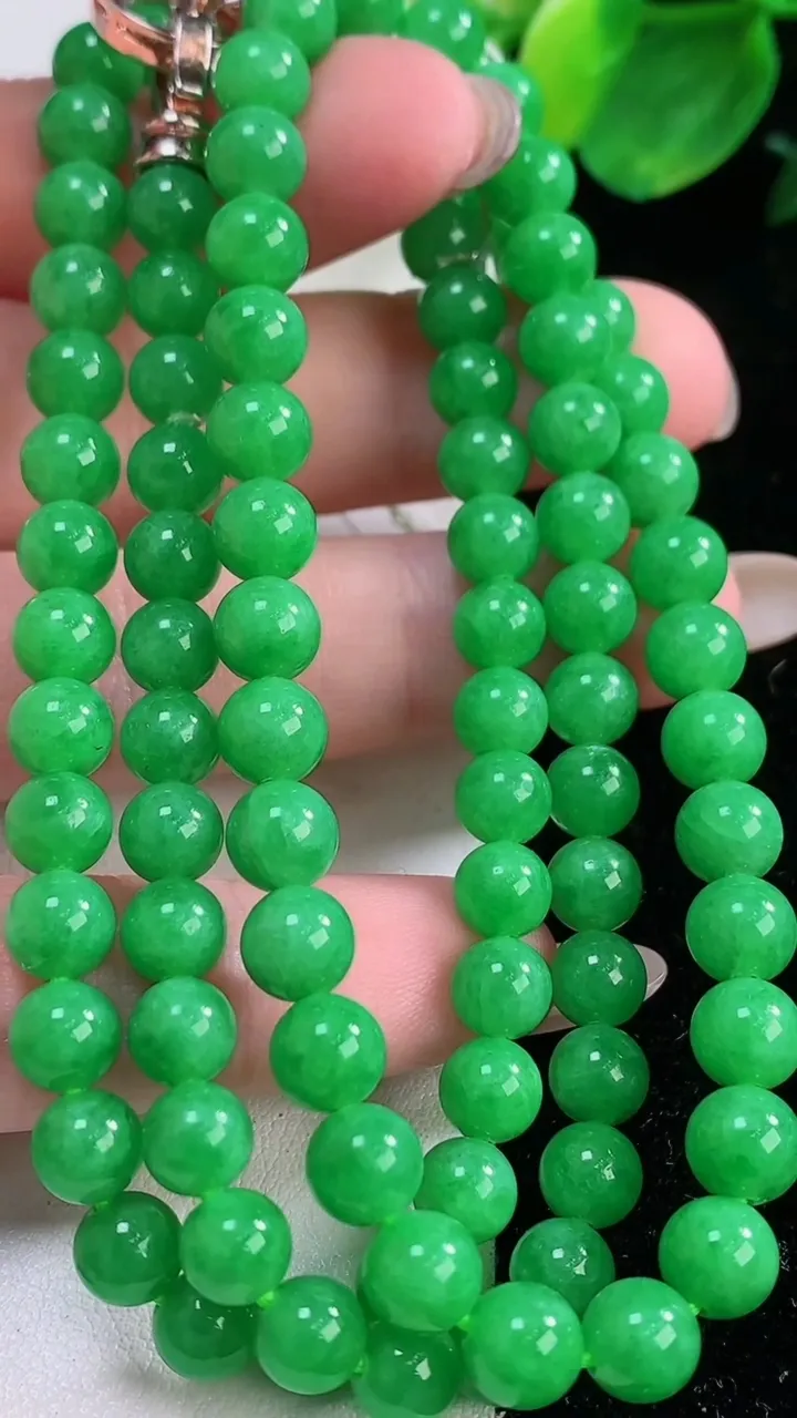 天然A货翡翠圆珠项链，尺寸6-106颗，重量:43.40g12月2日
工厂直销收藏佳品,种好水足，色泽均匀，有种有色，上手高大气！