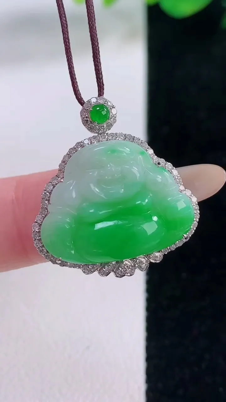 天然A货翡翠佛公吊坠，尺寸24.8-23-7.5，裸石15.6-20.6重量:4.97g
12月2日