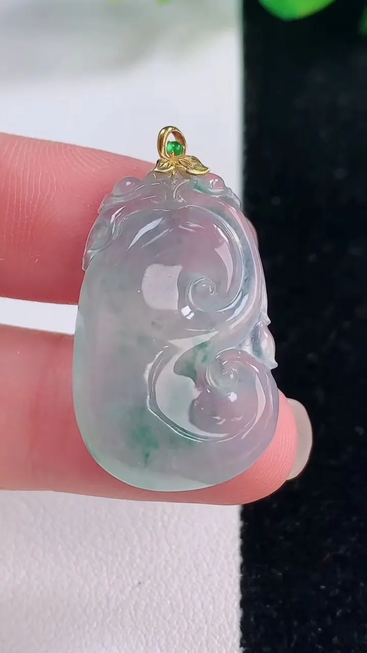 天然A货翡翠种飘花如意吊坠，尺寸29.8-18.6-4.6，重量:4.78g
12月2日