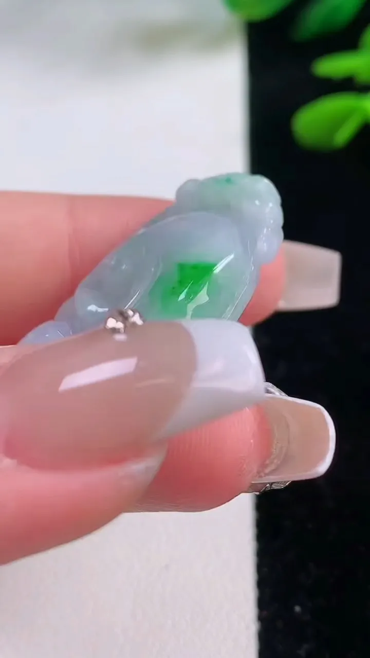 天然A货翡翠如意吊坠，尺寸37.2-19.8-5.9，重量:8.78g
12月2日