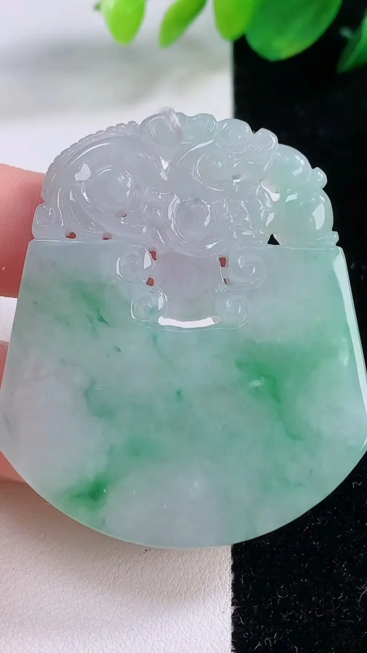 天然A货翡翠麒麟吊坠，尺寸51.7-44.8-5.8，重量:32.75g
12月2日