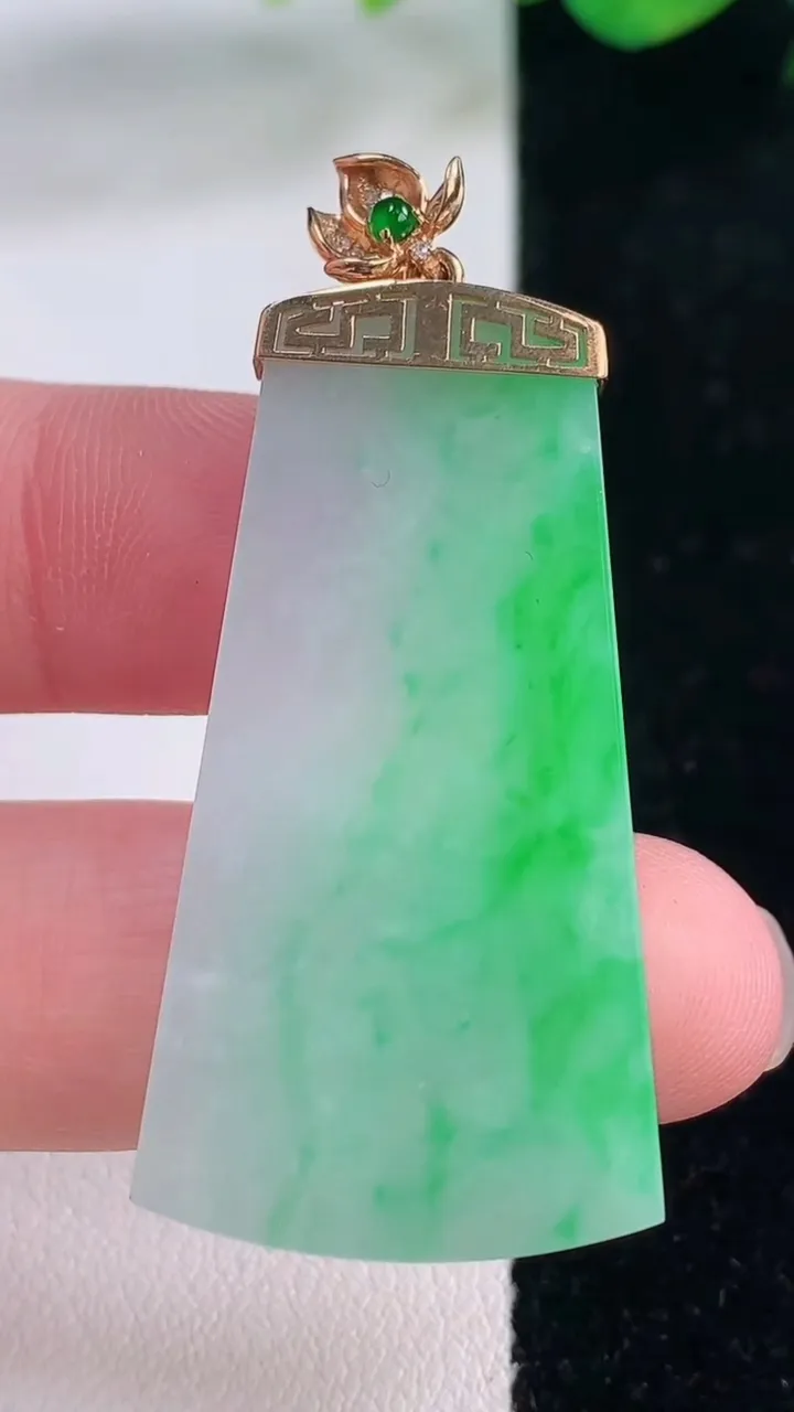 天然A货翡翠无事牌吊坠，尺寸41.8-22-3.5，重量:10.07g
12月2日