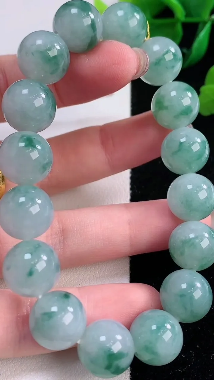 天然A货翡翠飘花圆珠手串，尺寸12.3-16颗，重量:54.17g12月2日
工厂直销收藏佳品,种好水足，色泽均匀，有种有色，上手高大气！