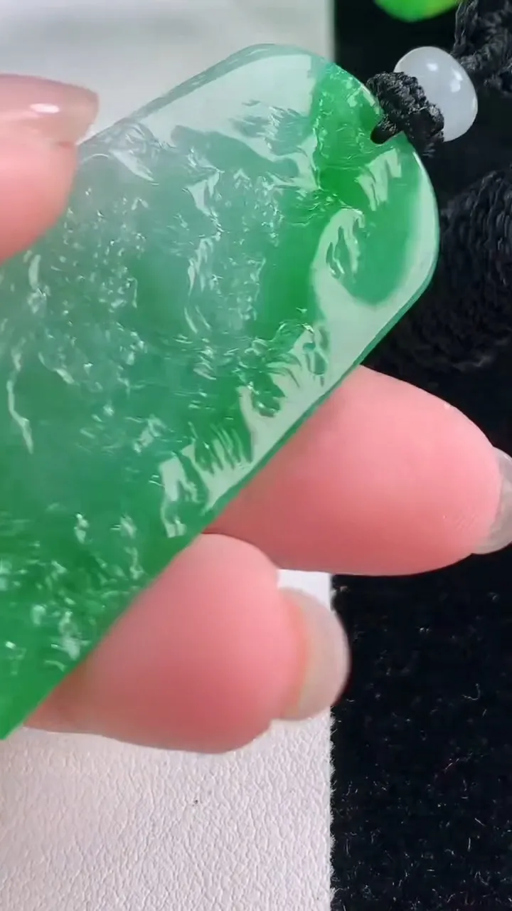 天然A货翡翠山水牌吊坠，尺寸56-28.2-5.7，重量:23.04g
12月2日