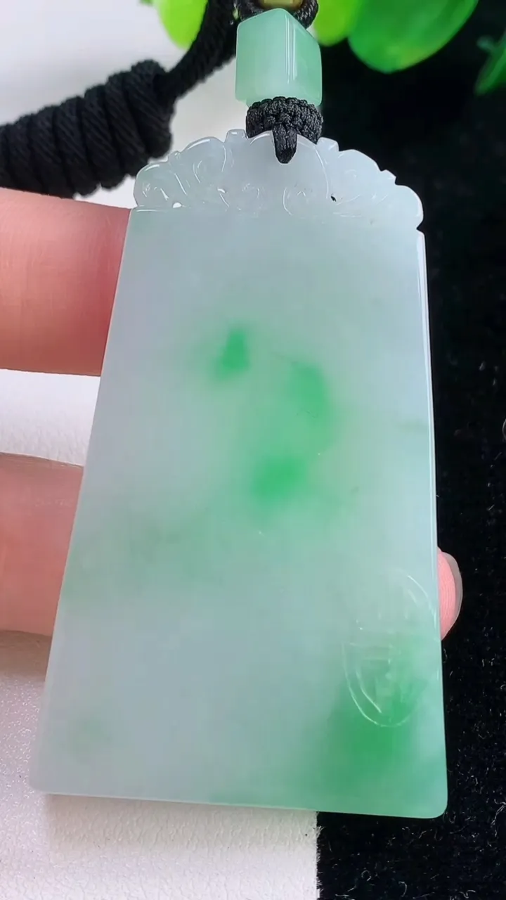 天然A货翡翠仿古无事牌吊坠，尺寸57.7-35.4-6.2，重量:40.14g
12月2日