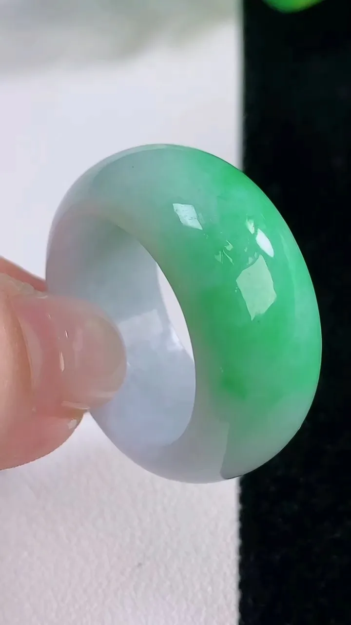 天然A货翡翠指环扳指，尺寸21.5-11.8-4.8，重量:14.90g2025年12月2日
工厂直