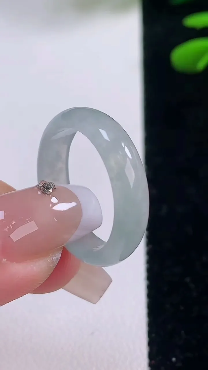 天然A货翡翠指环戒指，尺寸19.2-5-2.4，重量:2.83g2025年12月2日
工厂直销收藏佳品,种好水足，色泽均匀，有种有色，上手高大气！