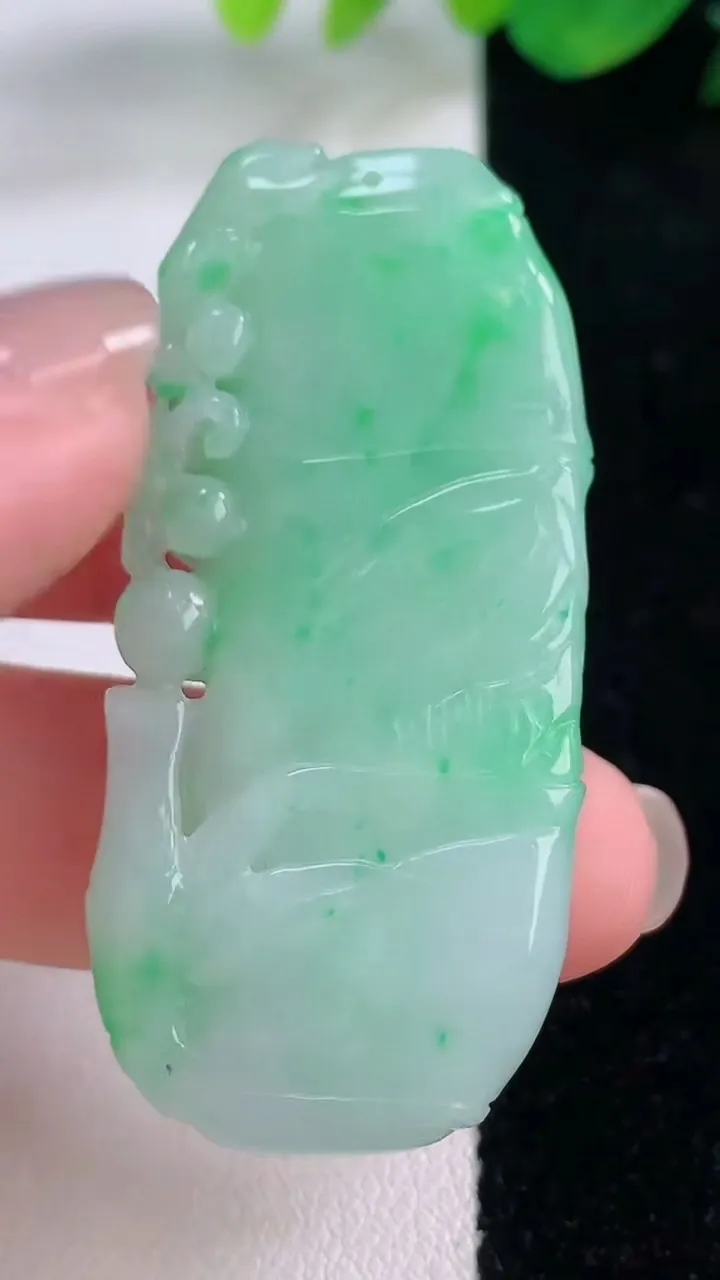 天然A货翡翠节节高升 竹节吊坠，尺寸51.3-23.5-6.4，重量:18.04g
12月2日