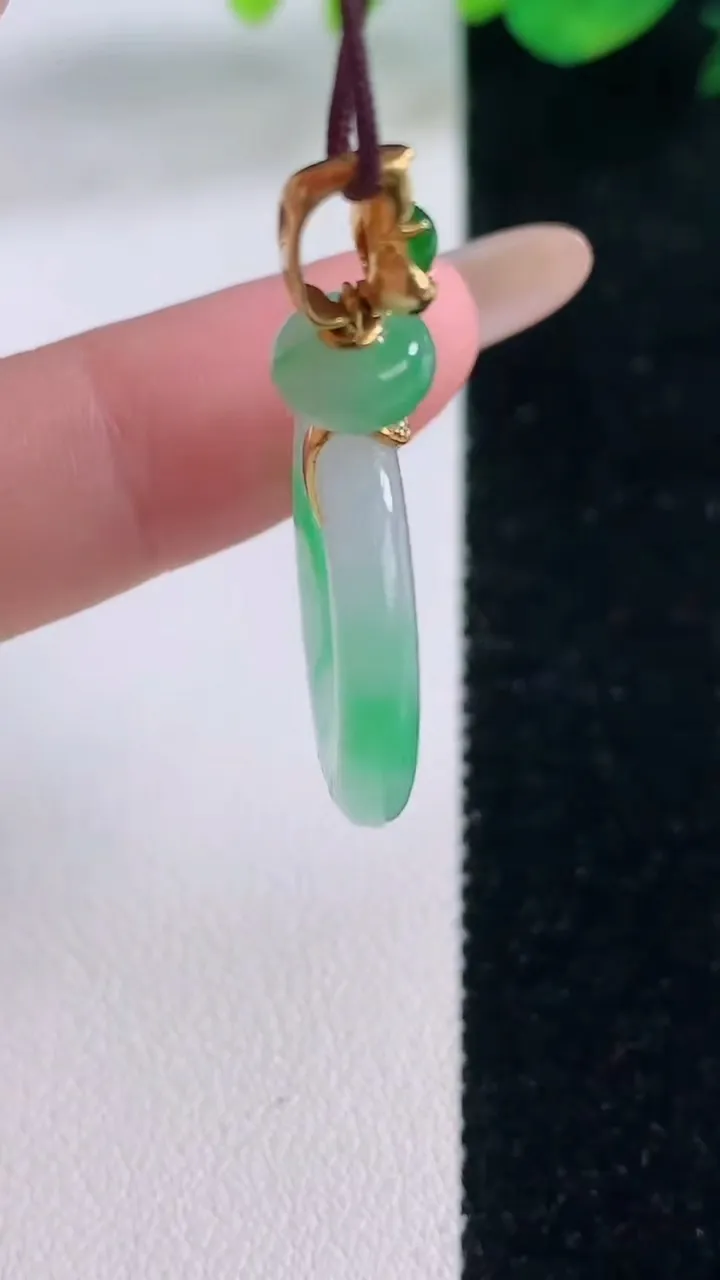 天然A货翡翠平安环吊坠，尺寸22.2-3.7，重量:5.05g
12月2日