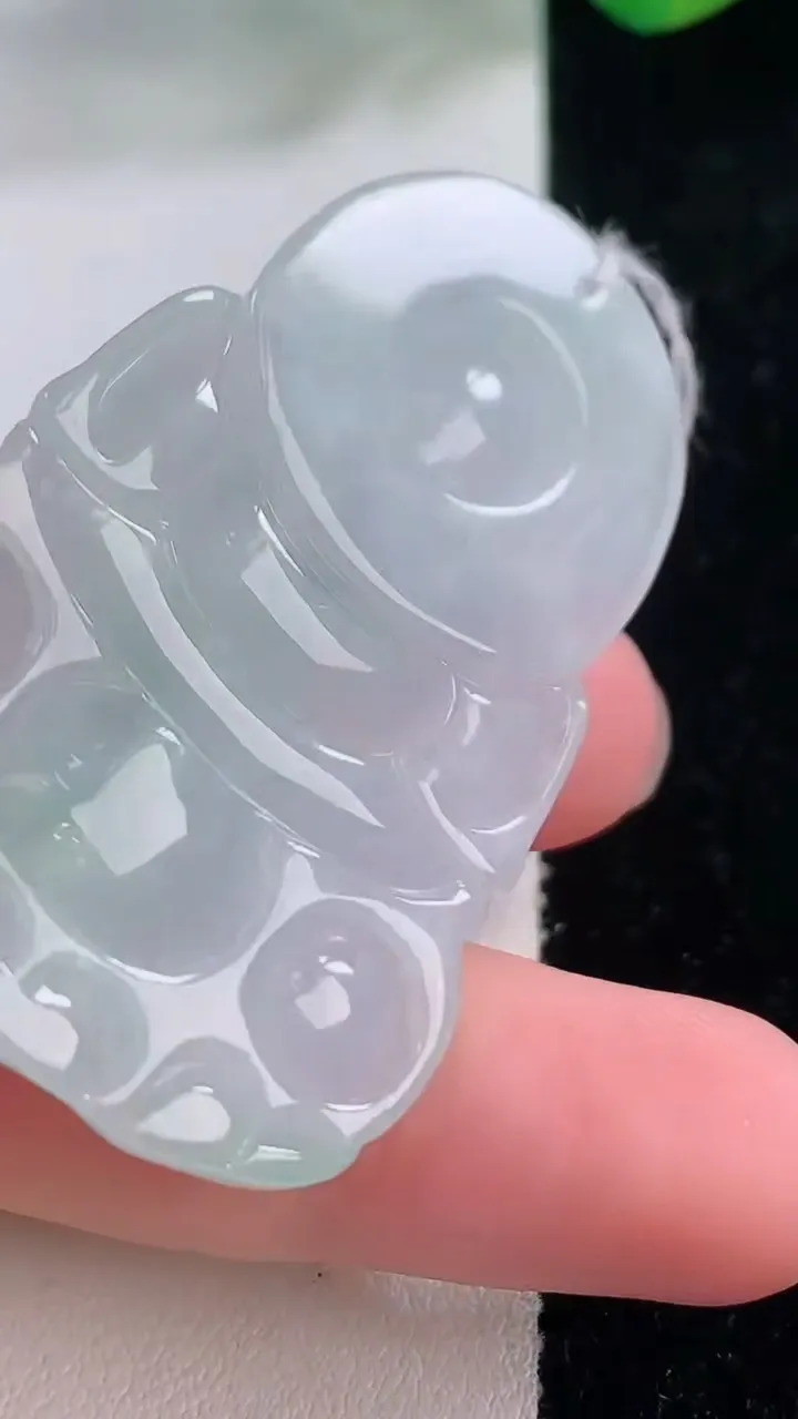 天然A货翡翠观音菩萨吊坠，尺寸51.5-35.2-5.9，重量:18.76g
12月2日