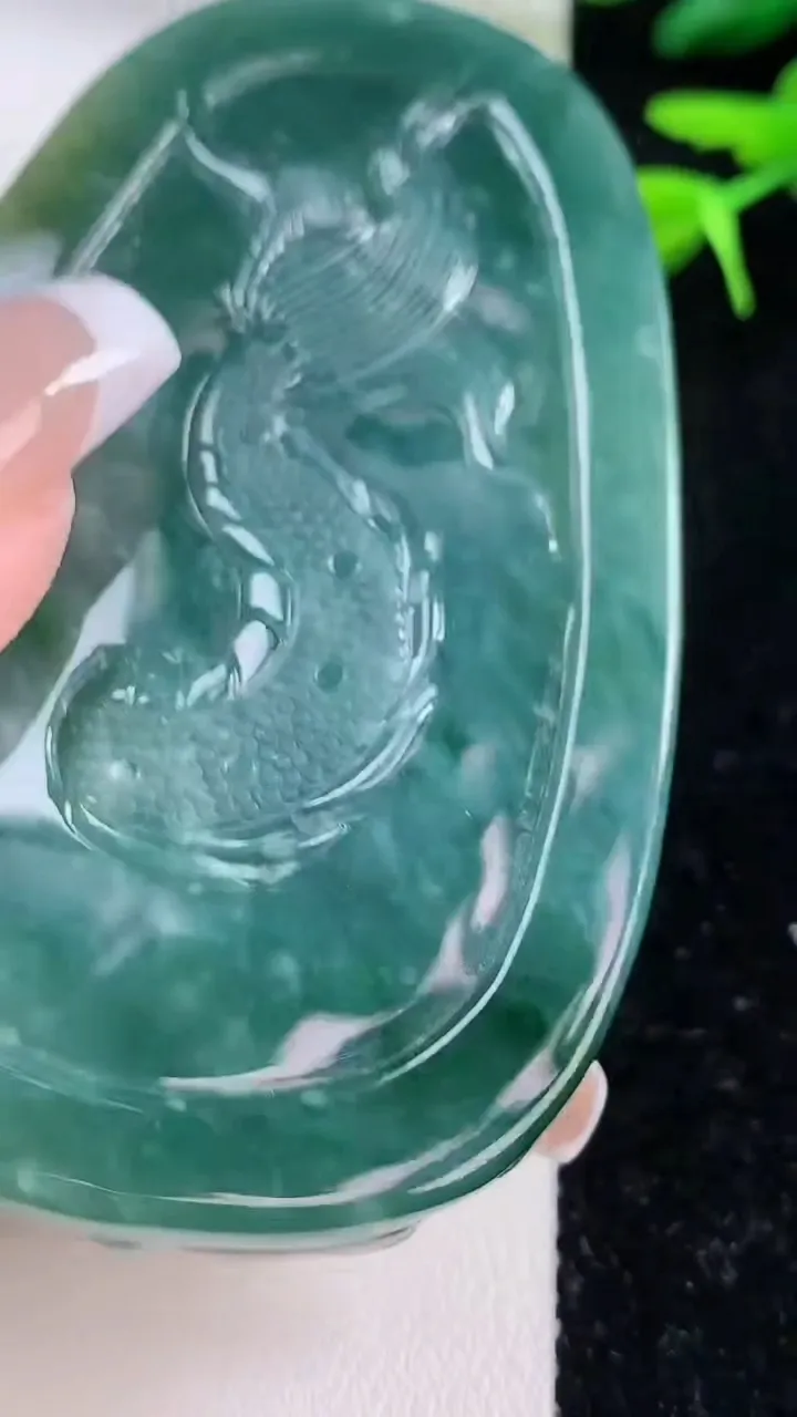 天然A货翡翠双彩龙牌吊坠，尺寸76-46-13，重:74.29g
12月2日