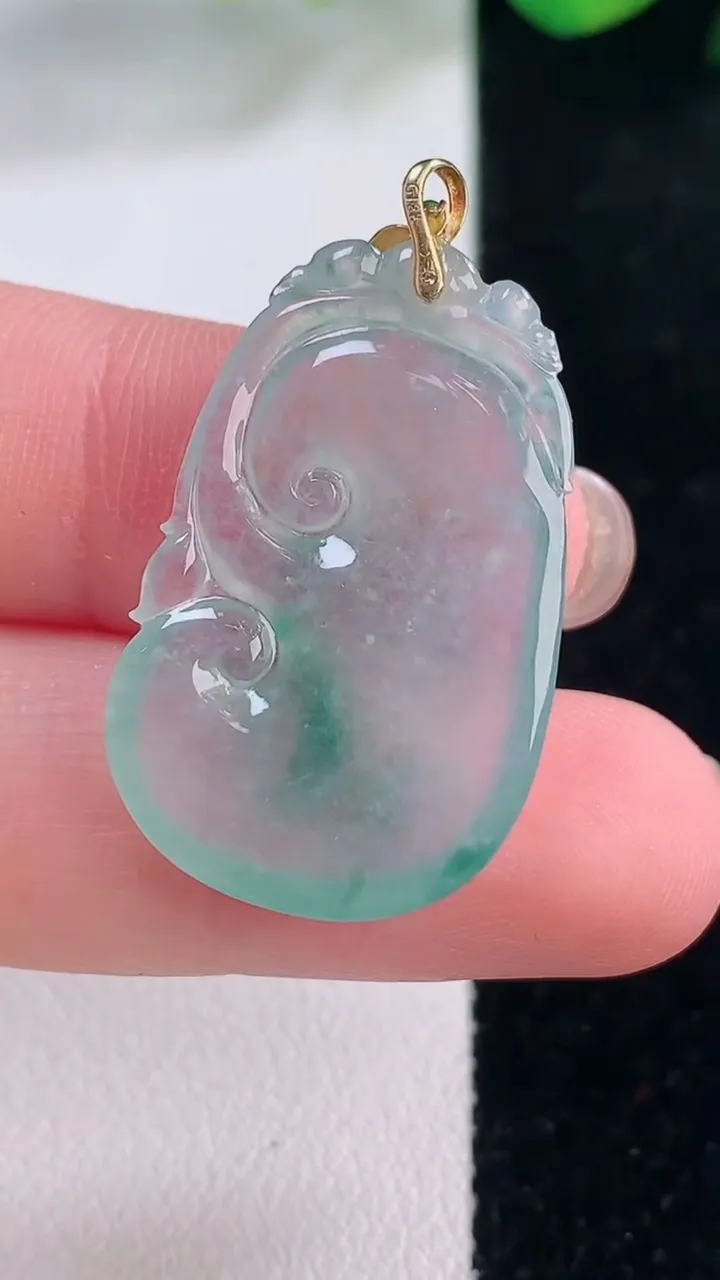 天然A货翡翠种飘花如意吊坠，尺寸29.8-18.6-4.6，重量:4.78g
12月2日
