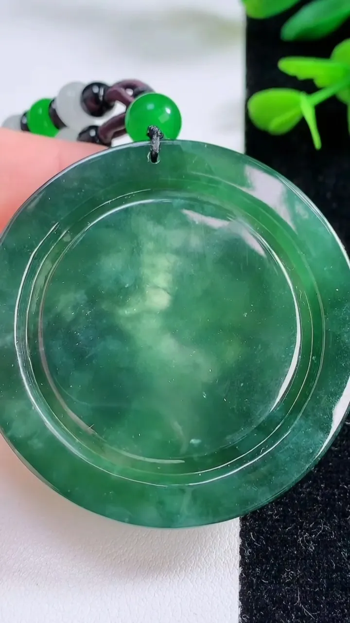 天然A货翡翠豹子吊坠，尺寸53.5-8，重:44.74g
12月2日