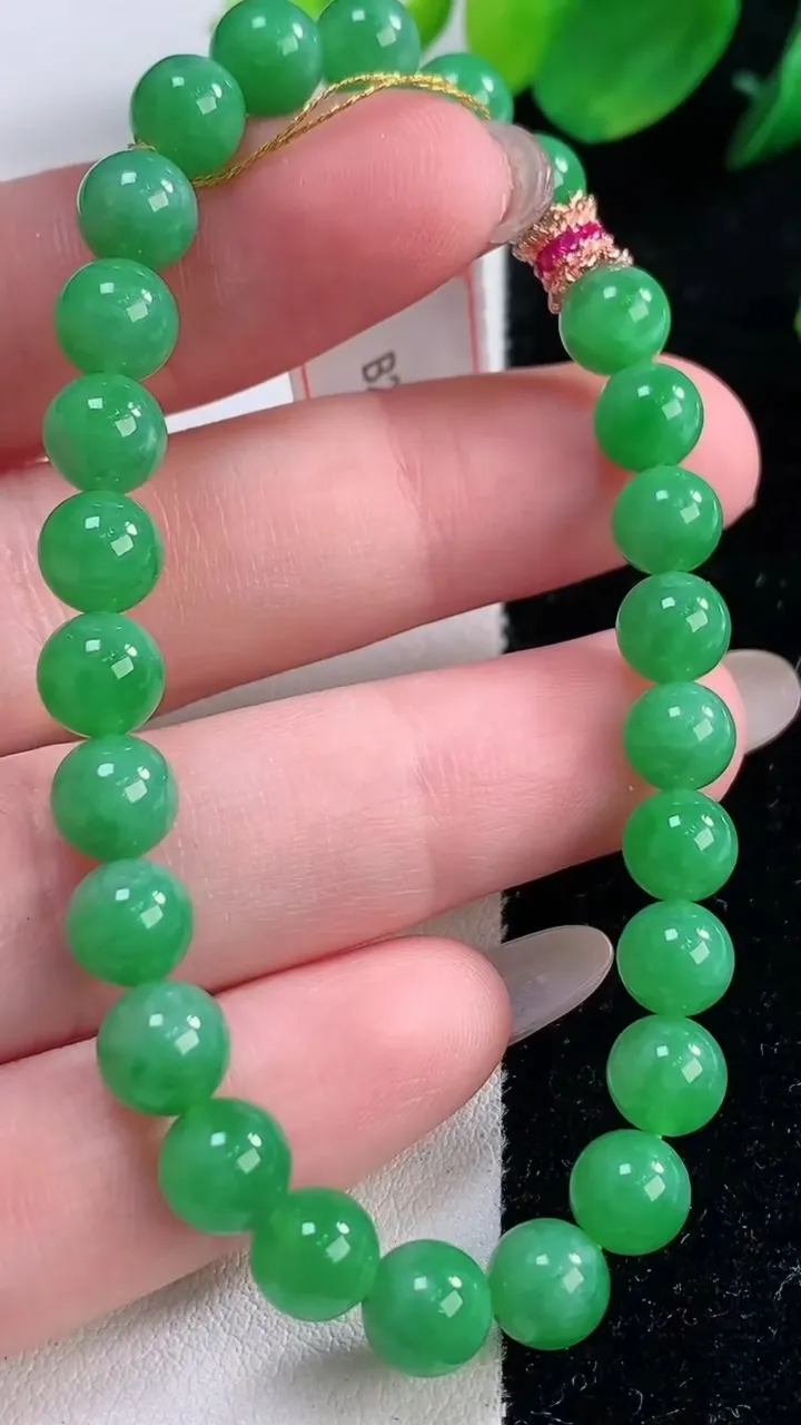 天然A货翡翠圆珠手串，尺寸6.4-26颗，重量:14.31g12月2日
工厂直销收藏佳品,种好水足，色泽均匀，有种有色，上手高大气！