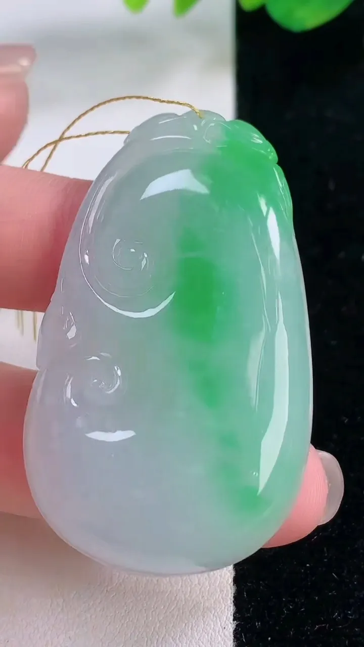 天然A货翡翠如意吊坠，尺寸50.3-29.6-6，重量:19.52g
12月2日