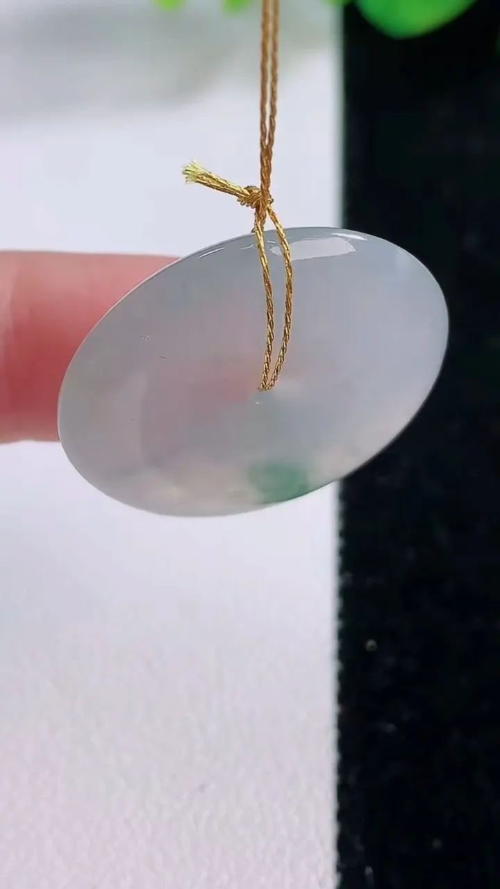 天然A货翡翠冰种飘花平安扣吊坠，尺寸25.8-5.2，重量:8.18g
12月2日