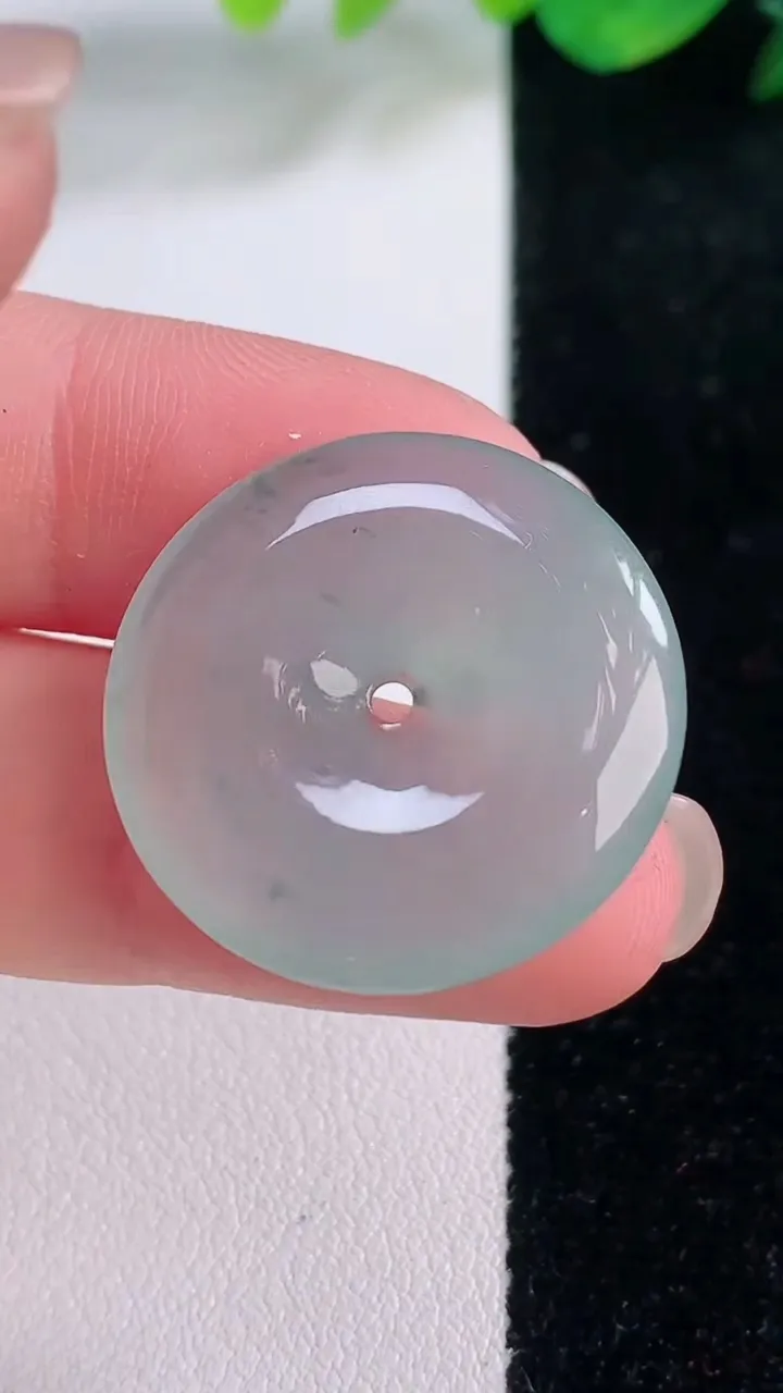 天然A货翡翠冰种飘花平安扣吊坠，尺寸25-4.6，重量:6.42g
12月2日