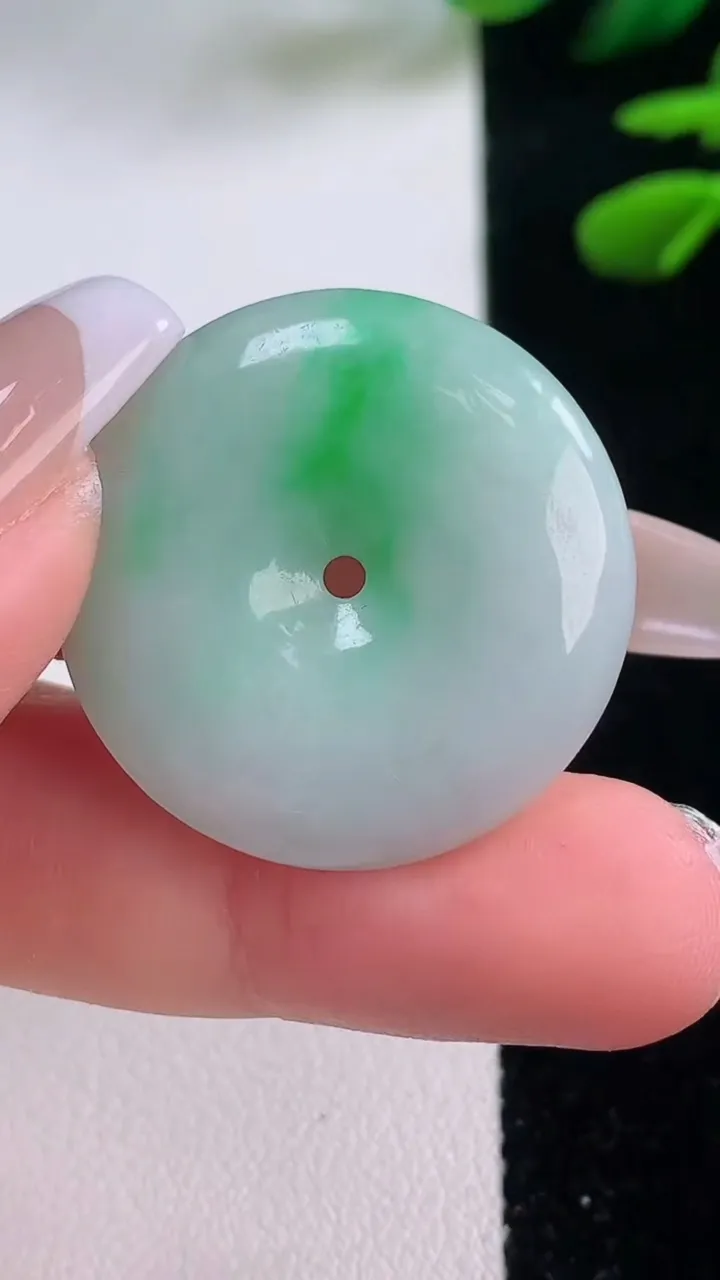 天然A货翡翠平安扣吊坠，尺寸28.3-5.2，重量:8.90g
12月2日