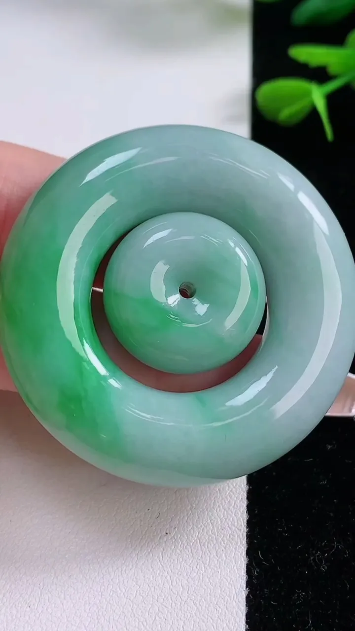 天然A货翡翠母子平安扣吊坠，尺寸47-10，重:49.09g
12月2日