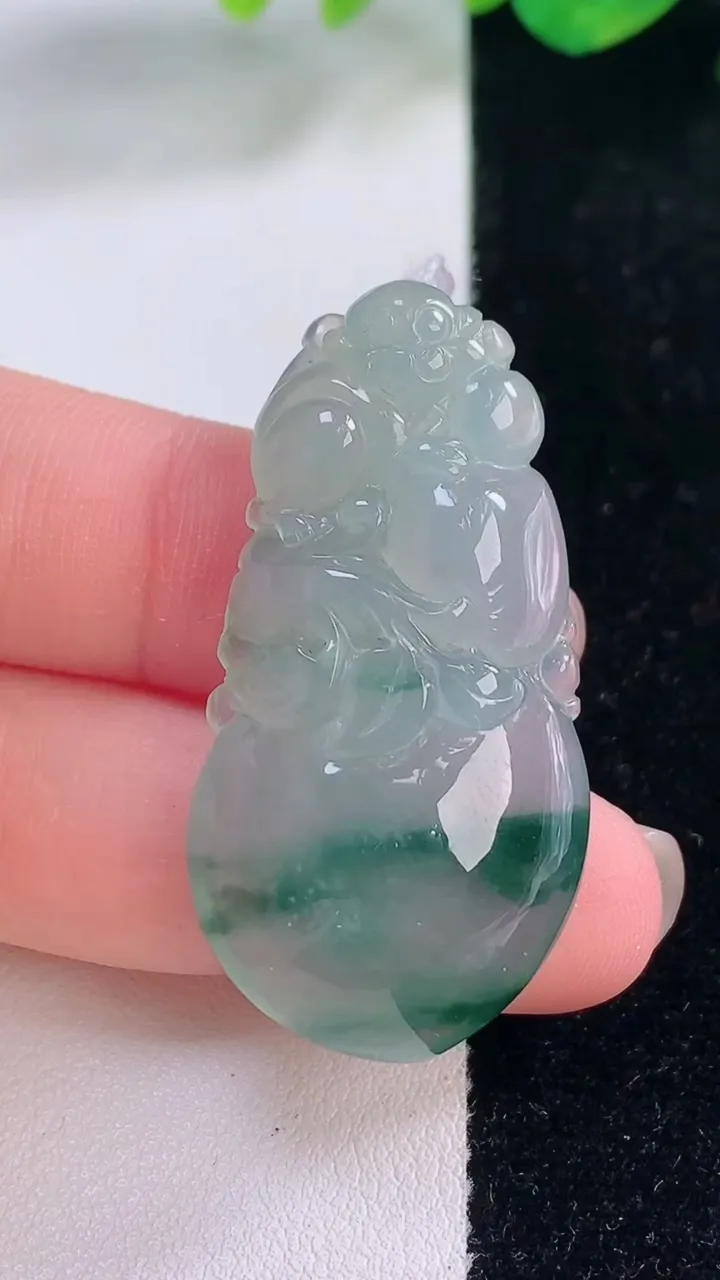 天然A货翡翠冰种飘花寿桃吊坠，尺寸41.7-21.4-8.8，重量:12.79g
12月2日