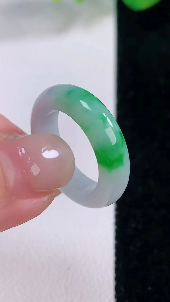 天然A货翡翠指环戒指，尺寸16.5-5.2-3.4，重量:3.85g2025年12月2日
工厂直销收藏佳品,种好水足，色泽均匀，有种有色，上手高大气！