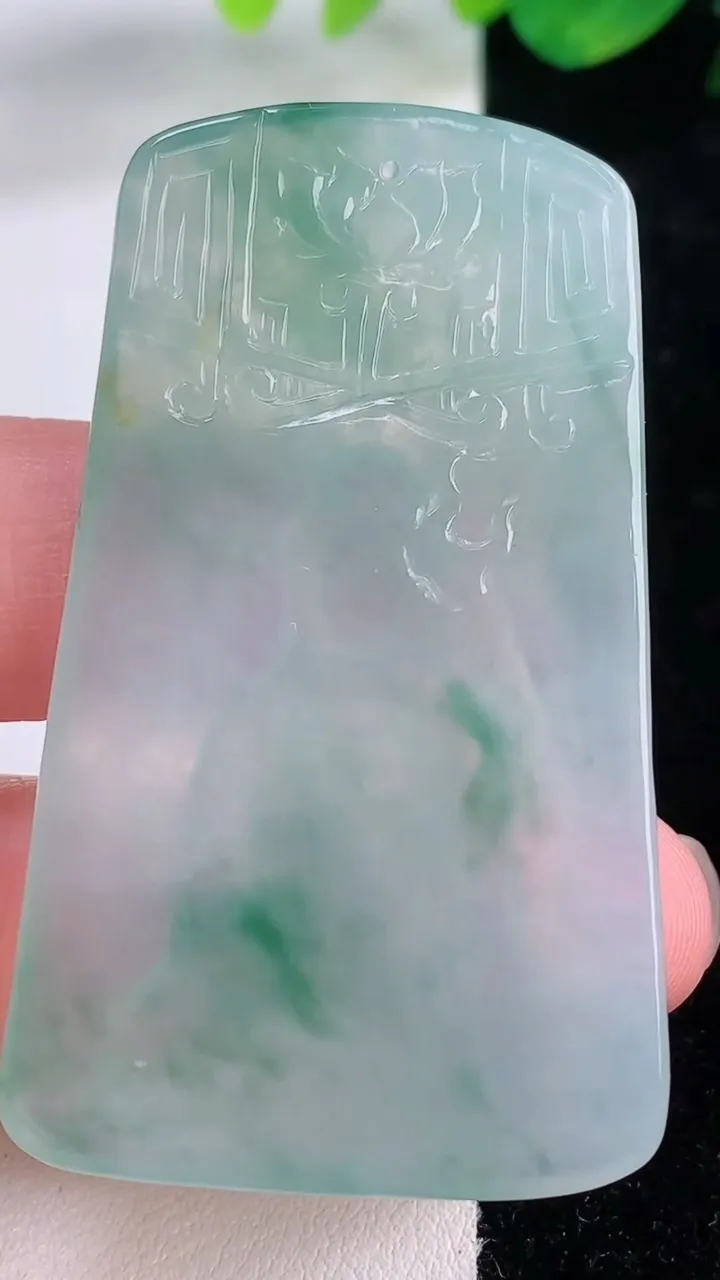 天然A货翡翠观音菩萨吊坠，尺寸55-32.6-5，重量:22.56g
12月2日