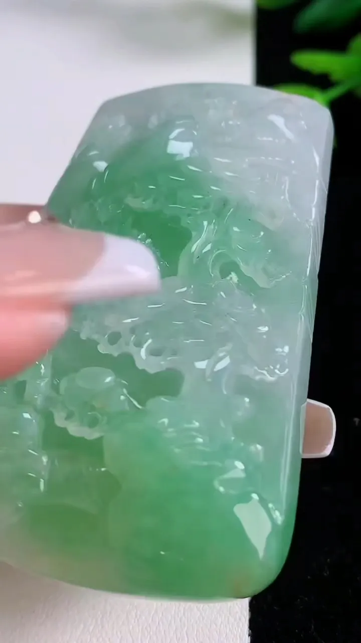 天然A货翡翠山水牌吊坠，尺寸65-45-13，重:71.66g
12月2日