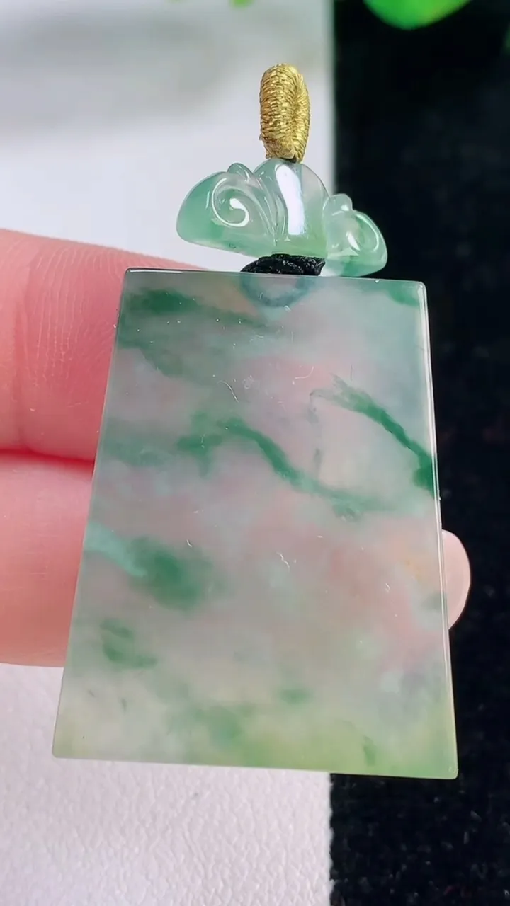 天然A货翡翠种飘花无事牌吊坠，尺寸31.8-24.2-3.9，重量:10.33g
12月2日