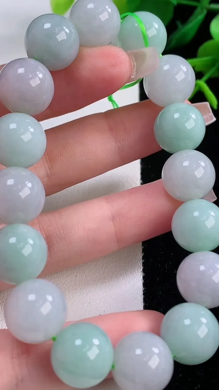 天然A货翡翠圆珠手串，尺寸12.5-16颗，重量:56.83g12月2日
工厂直销收藏佳品,种好水足