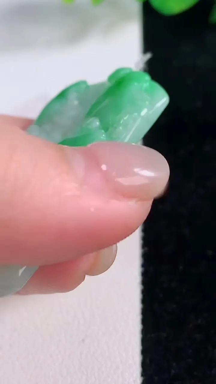 天然A货翡翠山水牌吊坠，尺寸51.7-33.7-5.5，重量:21.68g
12月2日