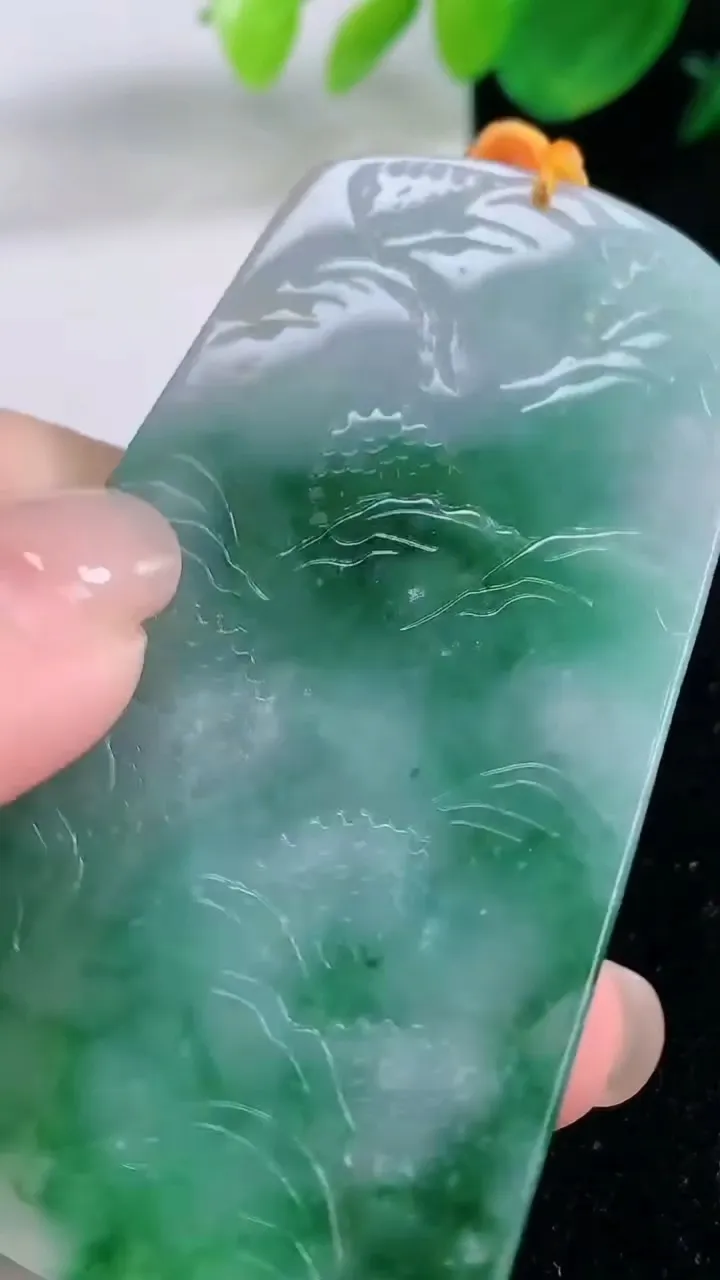 天然A货翡翠山水牌吊坠，尺寸67.8-41.5-4.8，重量:33.88g
12月2日