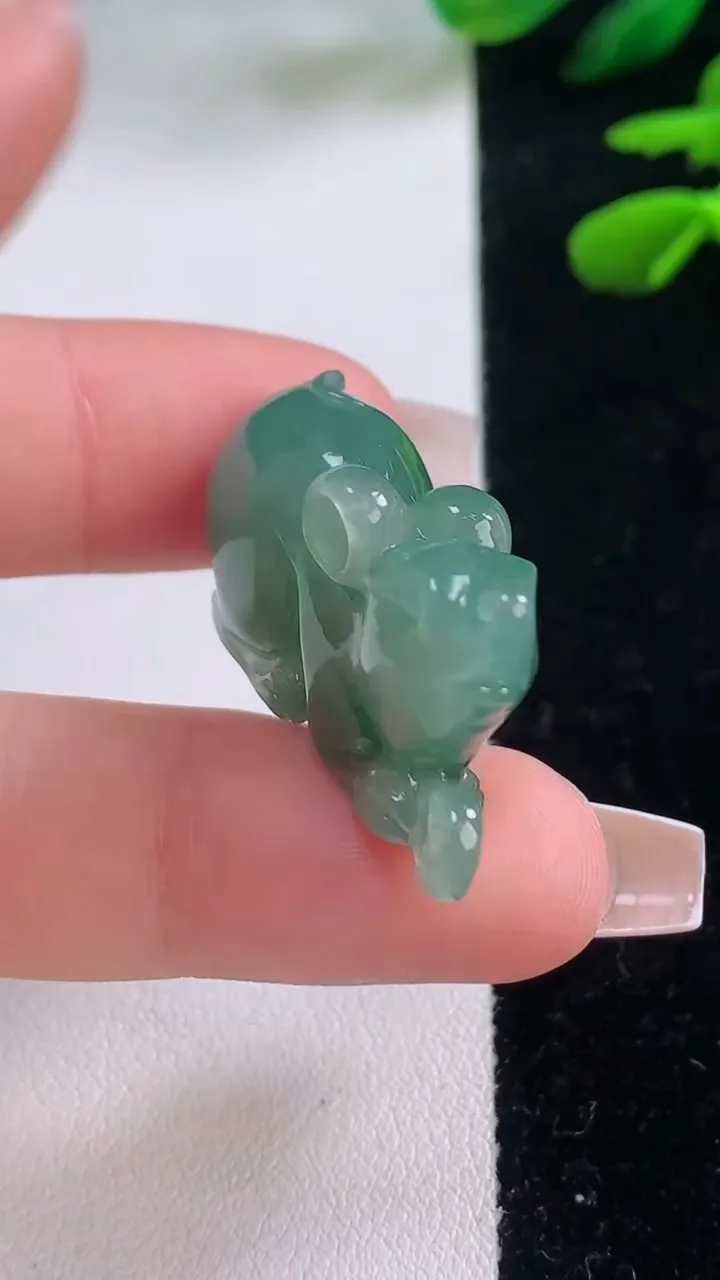 天然A货翡翠生肖鼠吊坠，尺寸17.8-34.6-12，重量:14.15g
12月2日