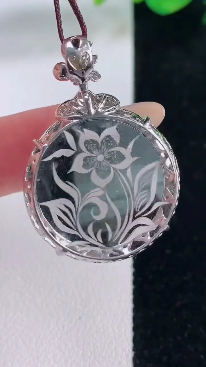 天然A货翡翠18K金紫罗兰平安扣吊坠，尺寸34.8-24.3-7.6，重量:9.54g
12月2日