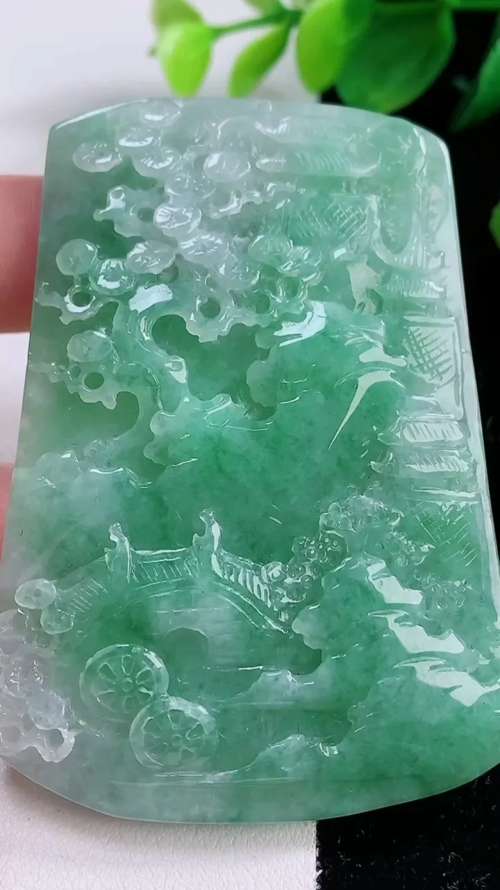 天然A货翡翠山水牌吊坠，尺寸70-51-7，重量:55.48
12月2日