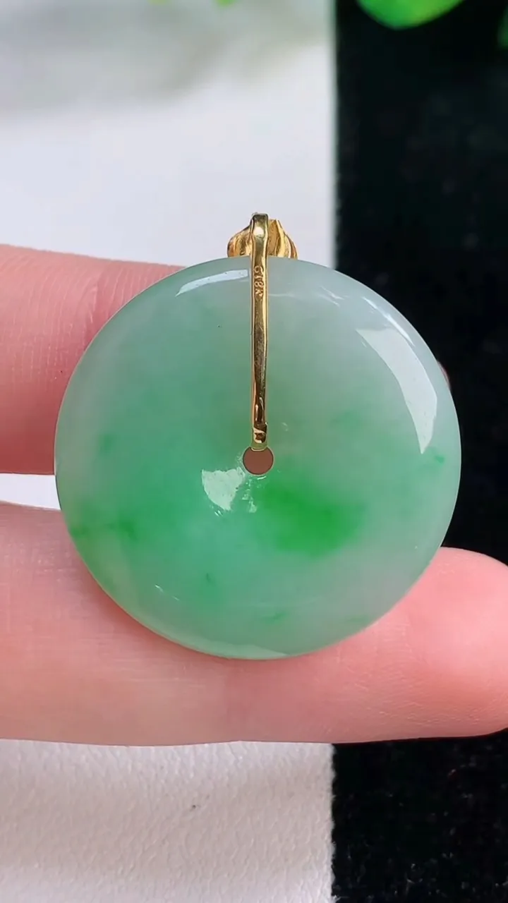 天然A货翡翠平安扣吊坠，尺寸27-4.8，重量:7.85g
12月2日