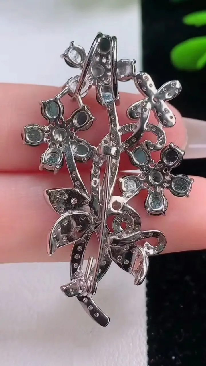 天然A货翡翠蛋面胸针，尺寸3.3，重量:7.84g
12月2日