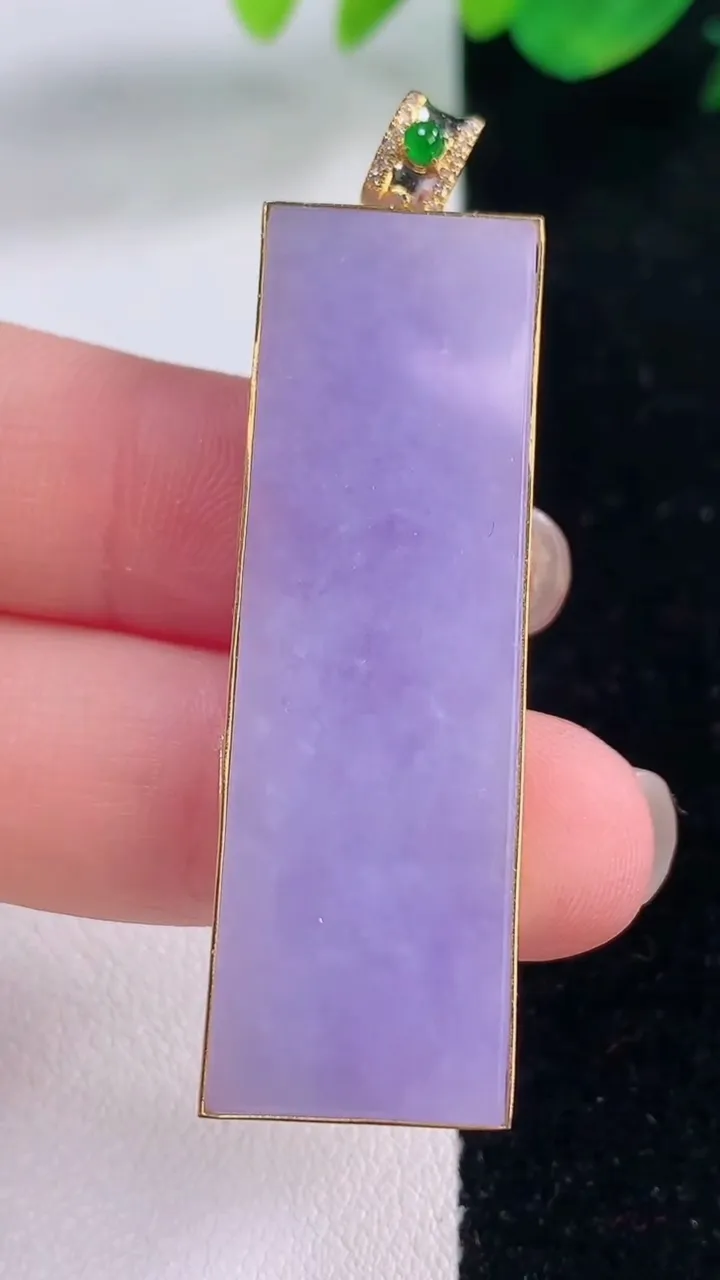 天然A货翡翠18K金紫罗兰无事牌吊坠，尺寸46.3-14.5-6.4，重量:15.04g
12月2日